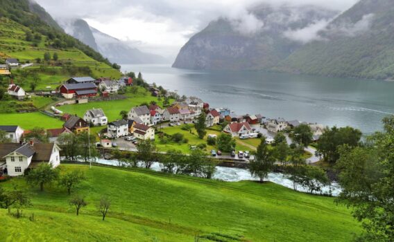 アンドレダルの町並みとソグネフィヨルドの風景　ノルウェーの風景