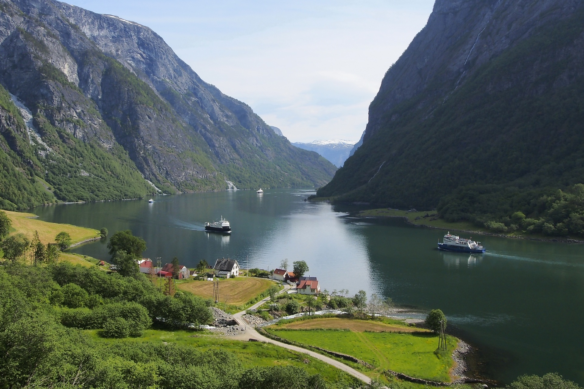 ネーロイ・フィヨルドの風景　夏のノルウェーの風景