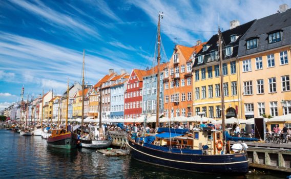 夏のコペンハーゲン　ニューハウンの風景　デンマークの夏の風景