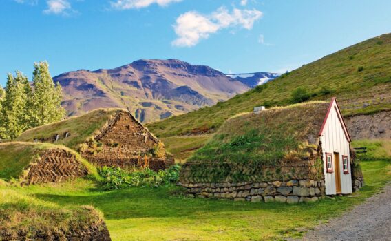 ロイヴァゥスの伝統的な農家の家　アイスランドの風景