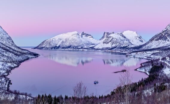 センヤ島のフィヨルドの風景　ノルウェーの風景