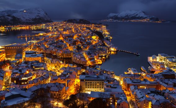 冬の夜のオーレスン　ノルウェーの冬の風景