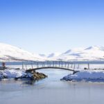 エイヤ・フィヨルドとアークレイリの歩道橋　アイスランドの風景