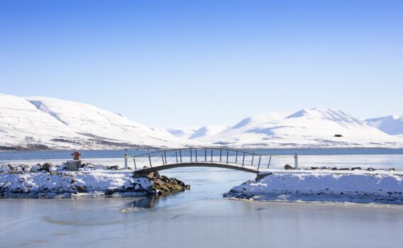 エイヤ・フィヨルドとアークレイリの歩道橋　アイスランドの風景