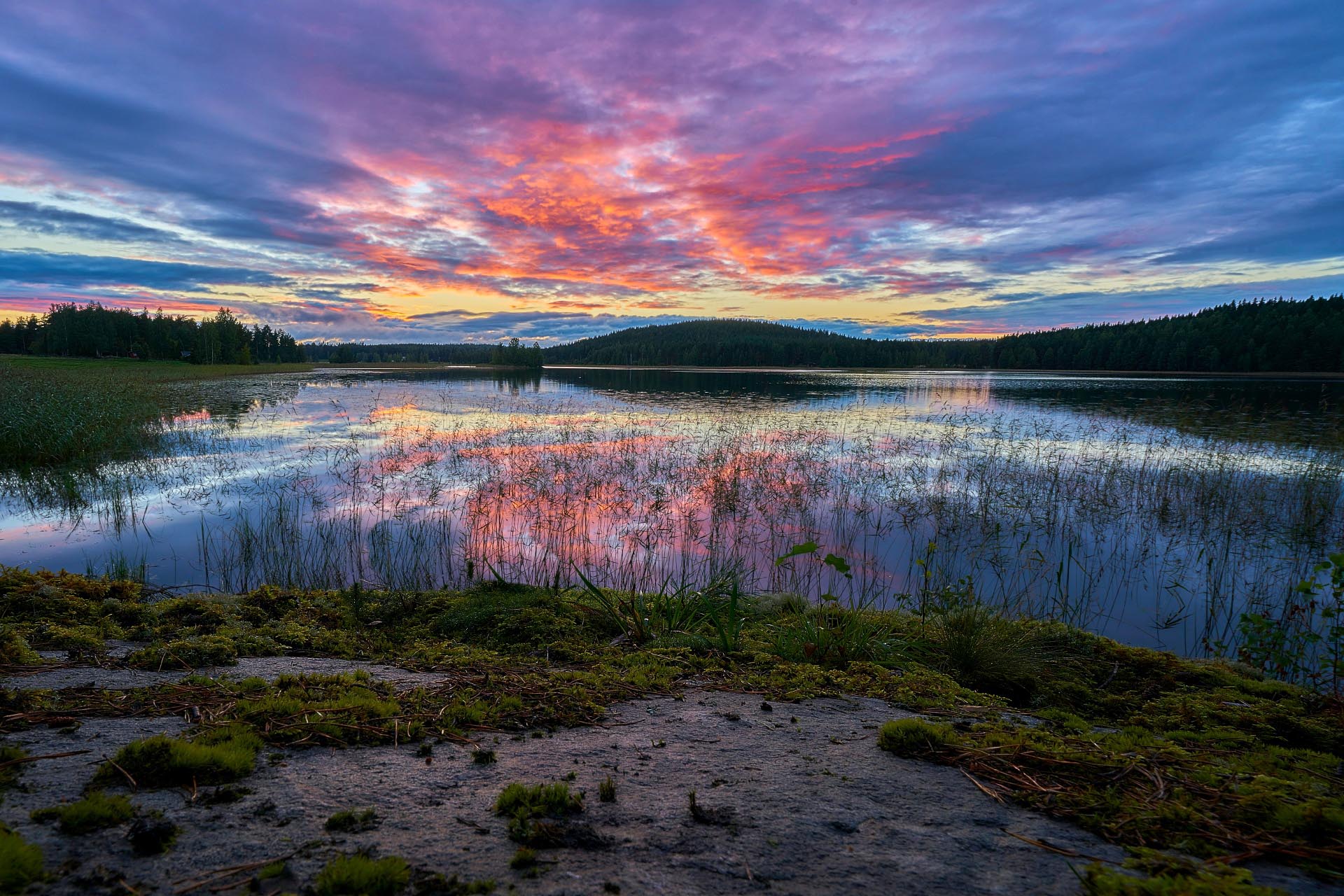 夕暮れの湖　ユヴァスキュラ近郊　フィンランドの風景