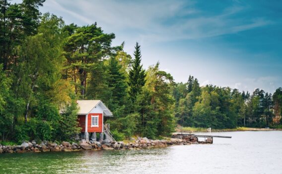 サウナ小屋と湖　夏のフィンランドの風景
