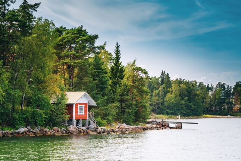 サウナ小屋と湖　夏のフィンランドの風景