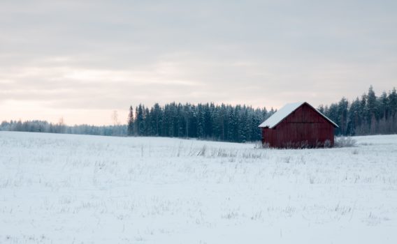 小屋と雪原　フィンランドの冬の風景