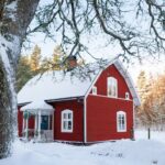 森の中のコテージ　スウェーデンの冬の風景
