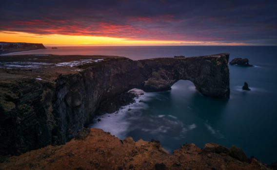 夜明けのディルホゥラエイ　アイスランドの朝の風景