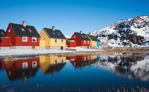 水辺に建つカラフルな家々　グリーンランドの風景