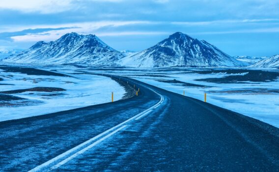 冬の夕暮れ時の風景　アイスランドの冬の絶景