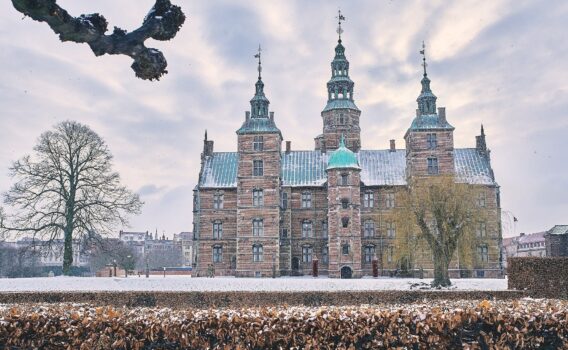 雪の中のローゼンボー城　デンマークの冬の風景