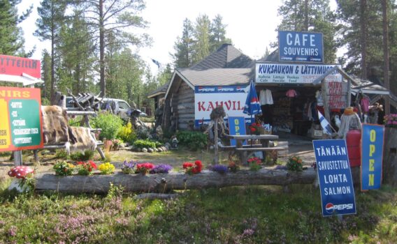 ロヴァニエミとイナリを結ぶE75号線沿いのカフェ　フィンランドの夏の風景
