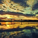 白夜の太陽と橋　ノルウェーの夏の風景