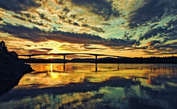 白夜の太陽と橋　ノルウェーの夏の風景