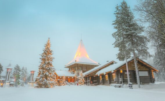 クリスマス・シーズンのサンタクロース村の風景　フィンランドのクリスマスの風景