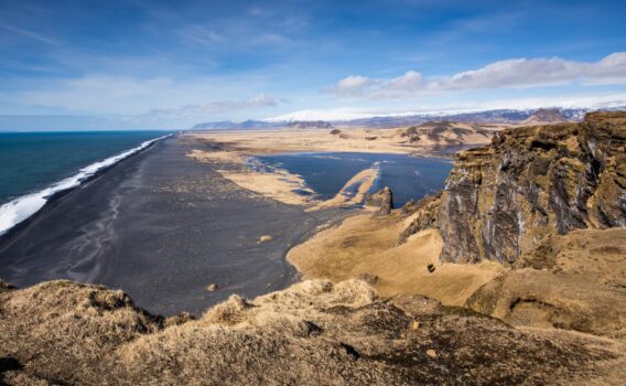 ディルホゥラエイ半島のブラックサンドビーチ　アイスランドの風景