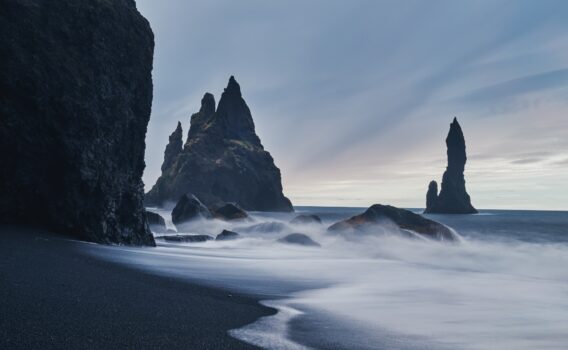 レイニスフィヤラのブラックサンドビーチ　アイスランドの風景