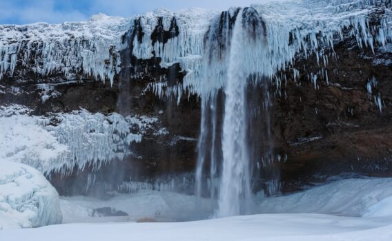 冬のセリャラントスフォス　アイスランドの風景