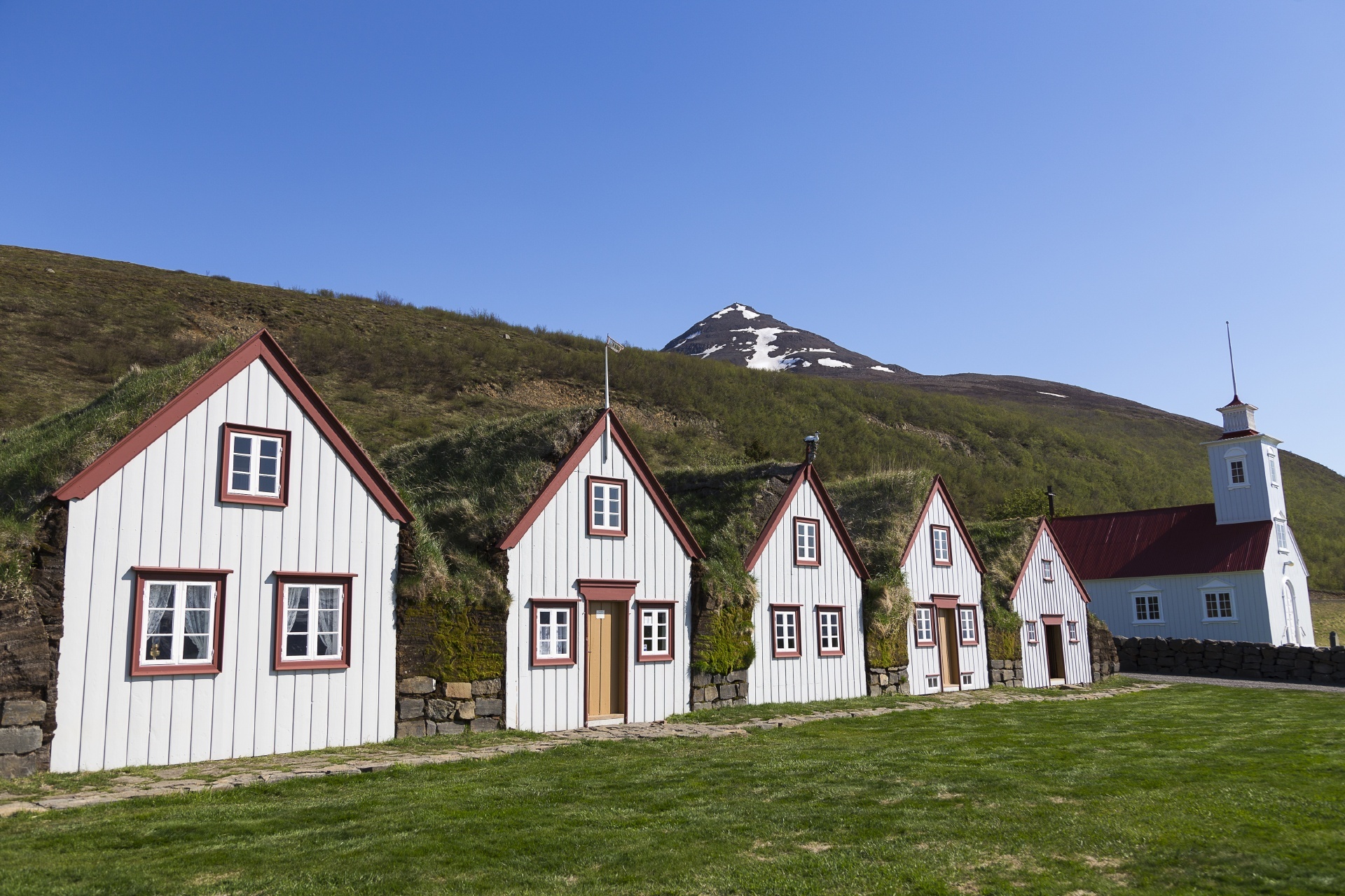 ロイヴァゥスの伝統的な家屋　アイスランドの風景