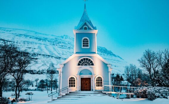 セイジスフィヨルズルの教会　アイスランドの冬の風景