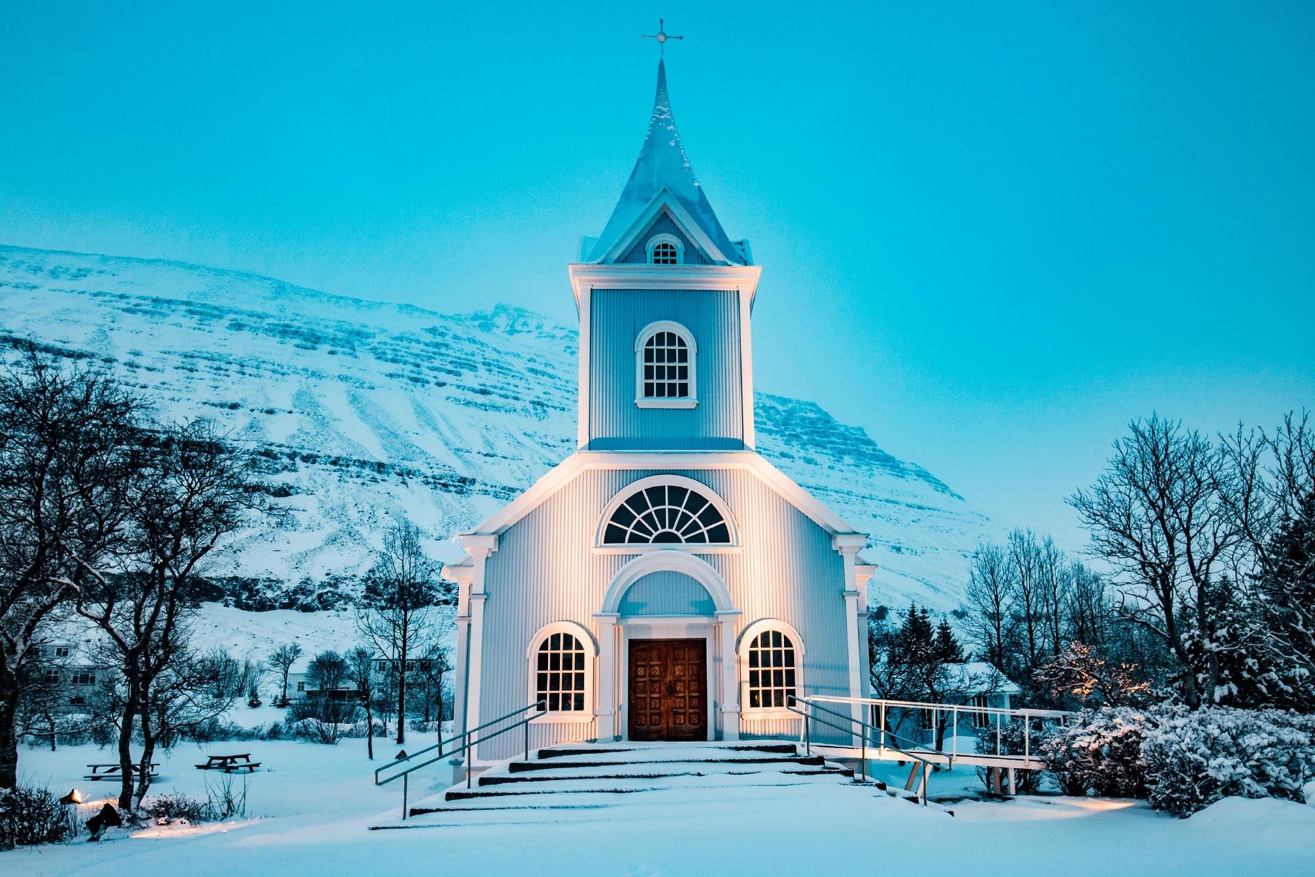 セイジスフィヨルズルの教会　アイスランドの冬の風景