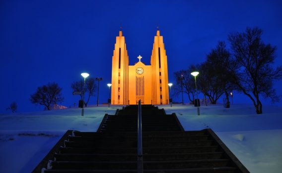 冬の夜のアークレイリ教会　アイスランドの冬の風景