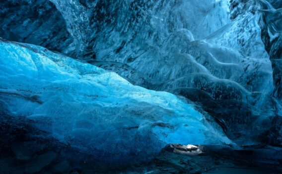 スカフタフェットルの氷の洞窟　アイスランドの絶景