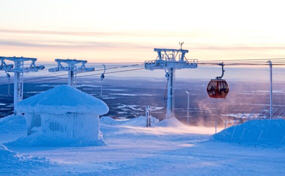 ユッラスのスキーリゾート　フィンランドの冬の風景