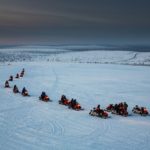 雪原を行くスノーモービル　フィンランドの冬の風景