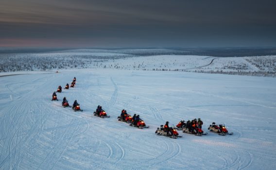 ラップランドの雪原とスノーモービル　フィンランドの冬の風景