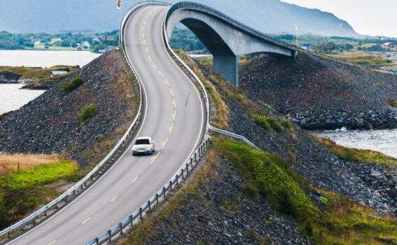 アトランティック・ロードの橋　ノルウェーの風景