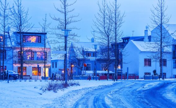 冬の日暮れのレイキャビクの町並み　アイスランドの冬の風景