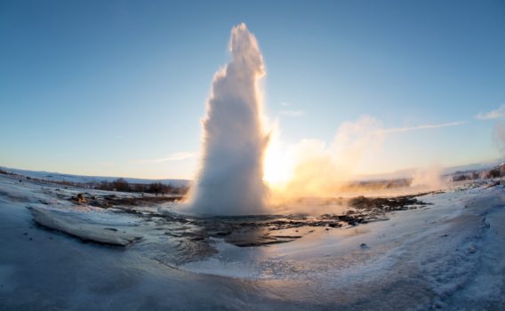 冬の朝のストロックル間欠泉　アイスランドの冬の風景