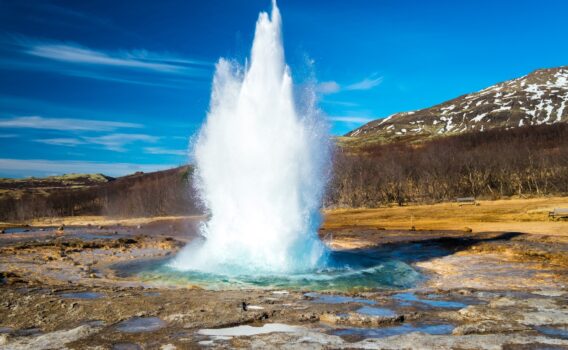 ストロックル間欠泉　アイスランドの自然風景