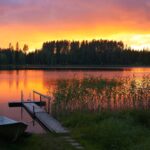 夏の夕暮れの湖　フィンランドの風景