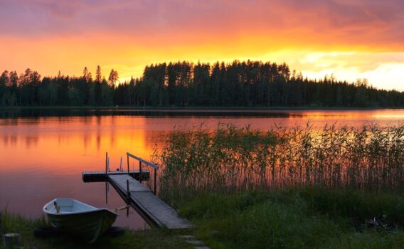 白夜のフィンランド　夏の夕暮れの湖　フィンランドの風景