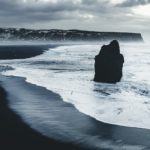 朝のレイニスフィヤラのブラックサンドビーチの風景　アイスランドの風景