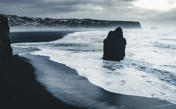 朝のレイニスフィヤラ　ブラックサンドビーチの風景　アイスランドの風景