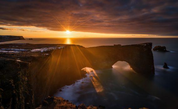 朝日とディルホゥラエイの岬　アイスランドの風景