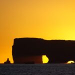 ディルホゥラエイと夕焼け空　ブラックサンドビーチの風景　アイスランドの風景