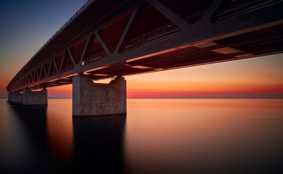 夕暮れのエーレスンド橋とエーレスンド海峡　デンマークの風景