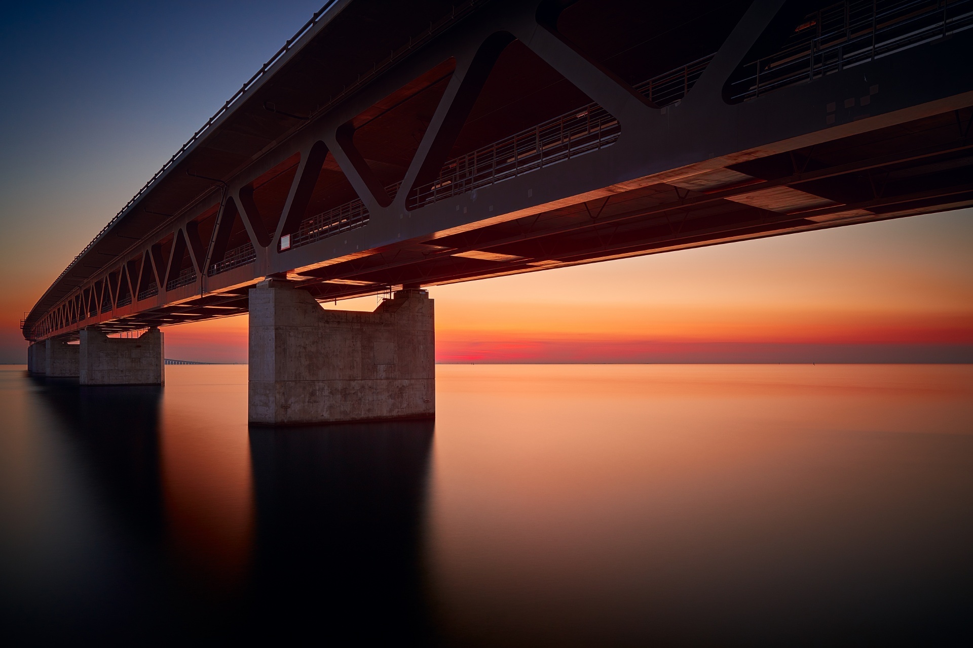 夕暮れのエーレスンド橋とエーレスンド海峡　デンマークの風景