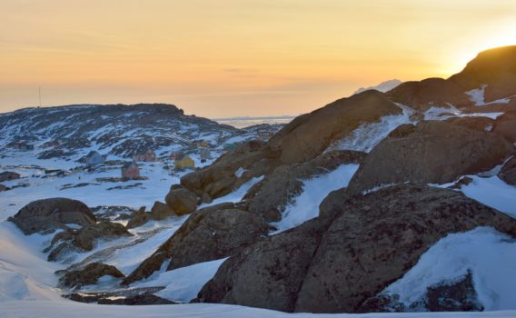 夕日に照らされる集落の家々　夕暮れのグリーンランド　グリーンランドの風景