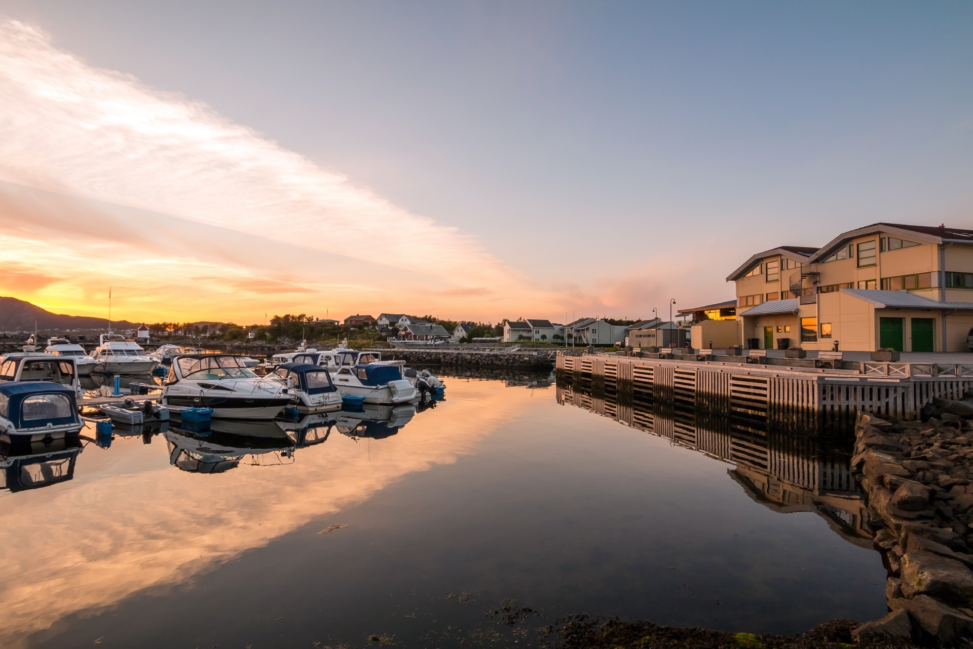 真夏の夕暮れの風景　ノルウェーの風景