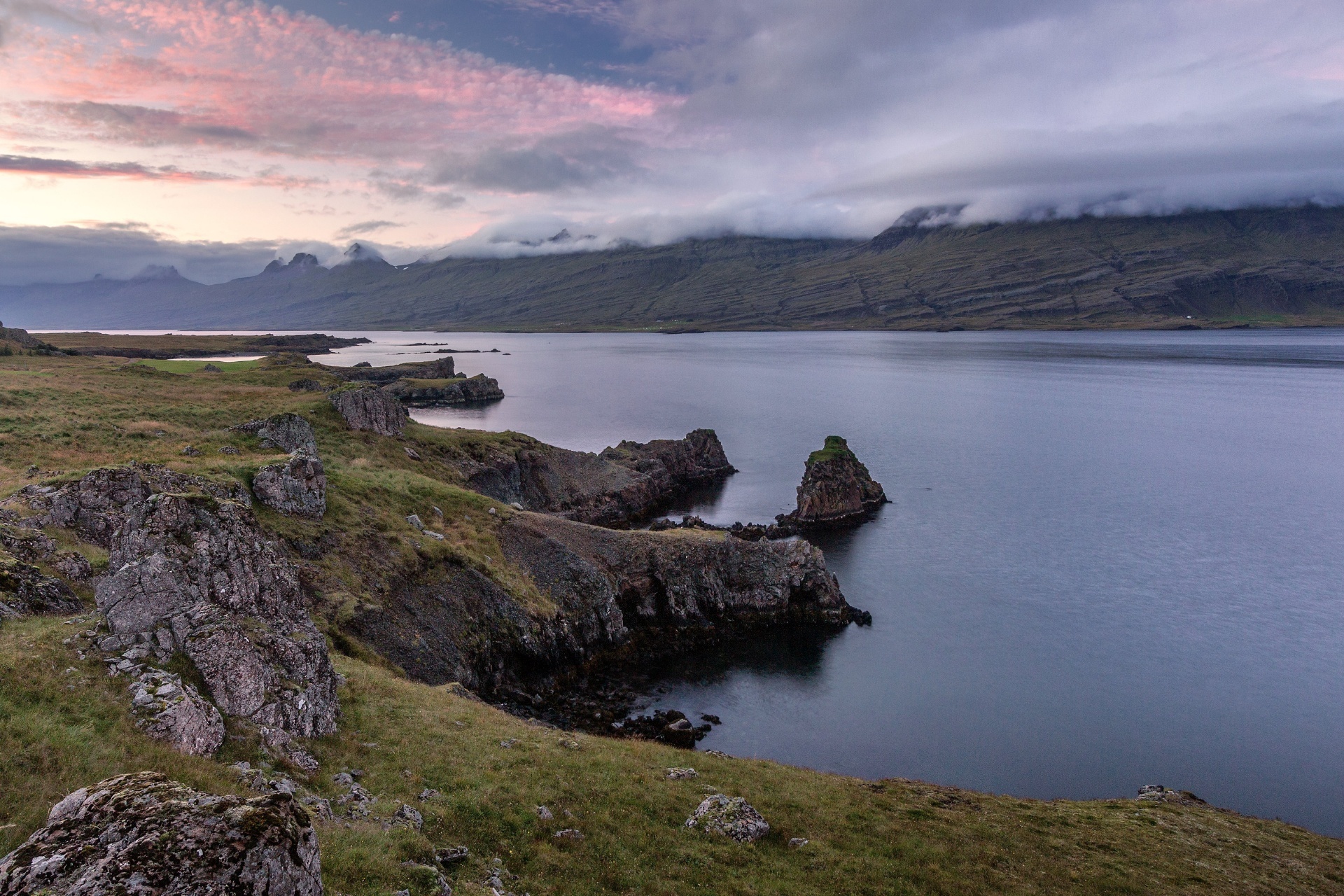 ベルフィヨルズルの夕暮れ　アイスランドの風景