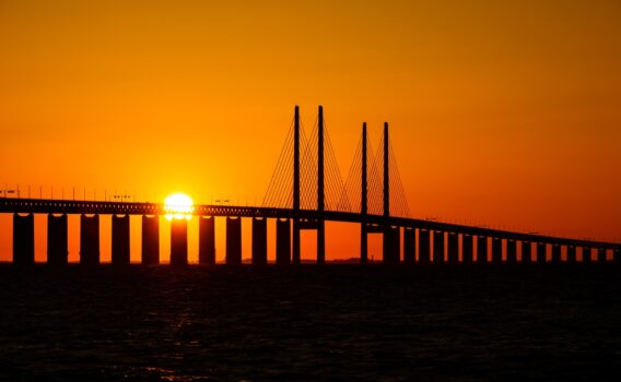 夕日とオーレスン橋　デンマークの風景