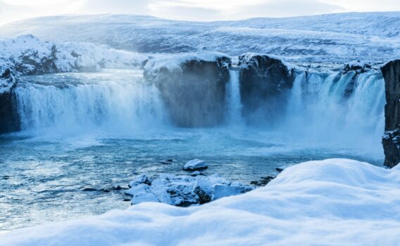 冬のアイスランドの風景　ゴーザフォス
