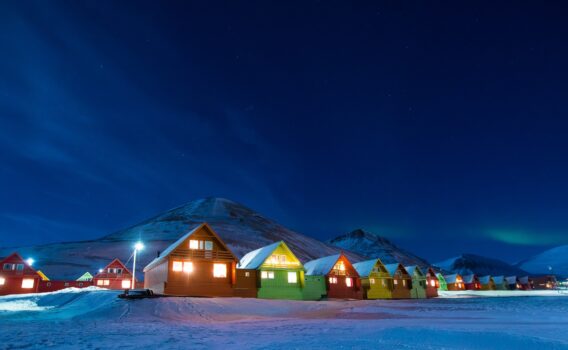 スピッツベルゲン島　冬の夜の絶景　ノルウェーの冬の風景